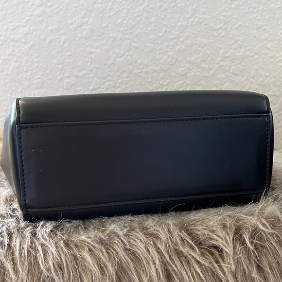 Quiet Luxury Black handbag with removable crossbody strap - Picture 13 of 15